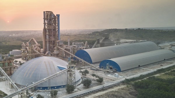 Angola dissolves state-owned Cimangola