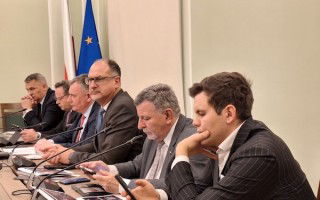 Polish cement goes on the defensive