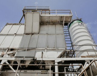 Reliable point level detection in cement truck loading