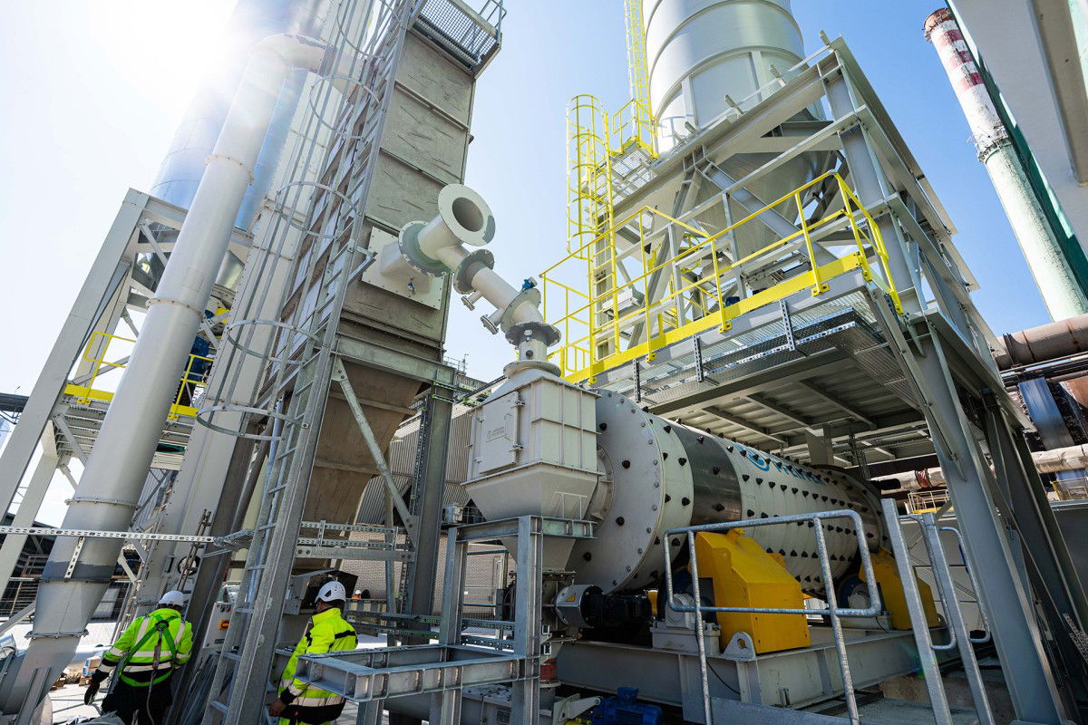 Turning waste concrete and CO2 into a binder