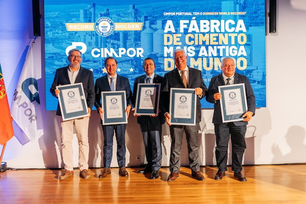 Legend from left to right: Fernando Paulo Ferreira (Mayor of Vila Franca de Xira), Hugo Espírito Santo (Secretary of State for Infrastructure), Suat Çalbiyik (Chairman CIMPOR Global Holdings), Pedro Reis (VP of the Strategic Advisory Board)